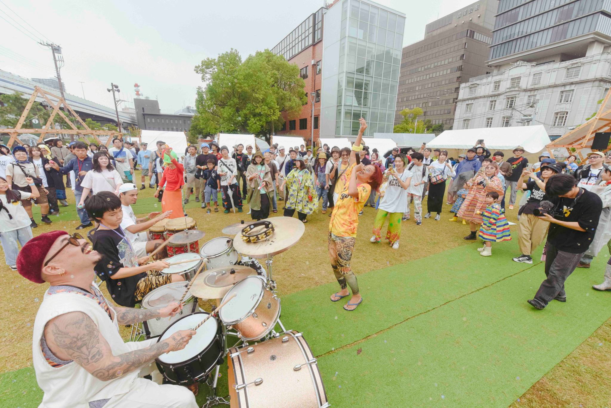 神戸・三宮で開催するイベント「MASHUP FESTIVAL kobe'26では、「ブジウギ音楽祭」チームと合同でエリアをつくりあげる